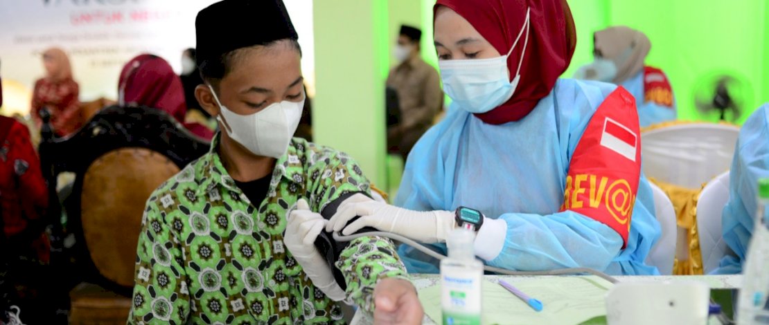 Pelaksana Tugas Ketua Tim Penggerak PKK Sulsel, Naoemi Octarina ST, mendampingi Penasehat Dharma Wanita Kementrian Pemuda dan Olahraga, Nadiah Zainuddin Amali, saat menghadiri 
Vaksinasi Untuk Negeri, Vaksin untuk Tenaga Pendidik, Pemuda, Santri/Pelajar dan Mahasiswa, di Pondok Pesantren An-Nahdlah Makassar, Senin, 13 September 2021. Turut hadir Kapolda Sulsel, Irjen Pol Dr H Merdisyam MSi.