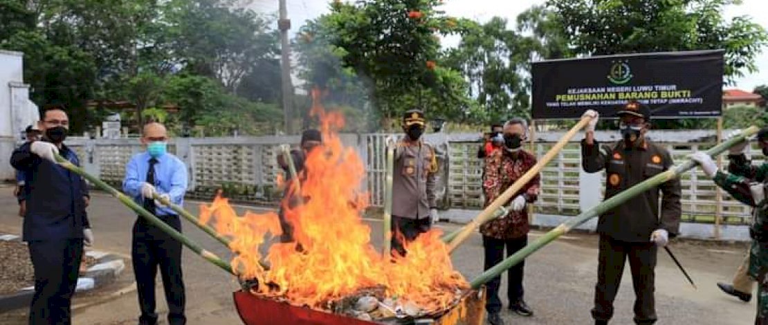 Pejabat Luwu Timur Kompak Bakar Narkotika