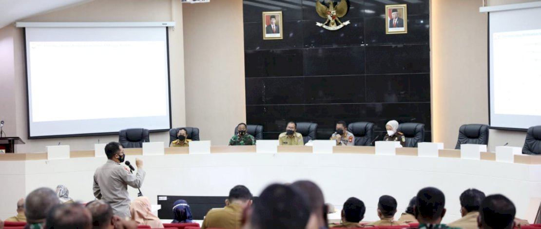 Walikota Makassar Moh. Ramdhan "Danny" Pomanto menggelar rapat koordinasi bersama Forkopimda, Camat, TNI- Polri, serta SKPD terkait. Bertempat diruang rapat Sipakatau lantai 2 Kantor Balaikota Makassar. Senin (13/9/2021)