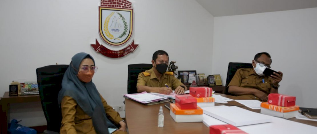 Sekretaris Daerah Kota Makassar, Muh Ansar mengikuti rapat koordinasi percepatan realisasi pendapatan dan belanja daerah bersama Ditjen Bina Keuda Kemendagri RI, yang digelar secara virtual di war room meeting room lt 10 Kantot Balaikota Makassar, Senin (13/09/2021).