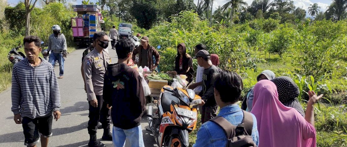 Motor wanita penjual sayur tampak tertinggal di jalanan. Motor wanita penjual sayur tampak tertinggal di jalanan.