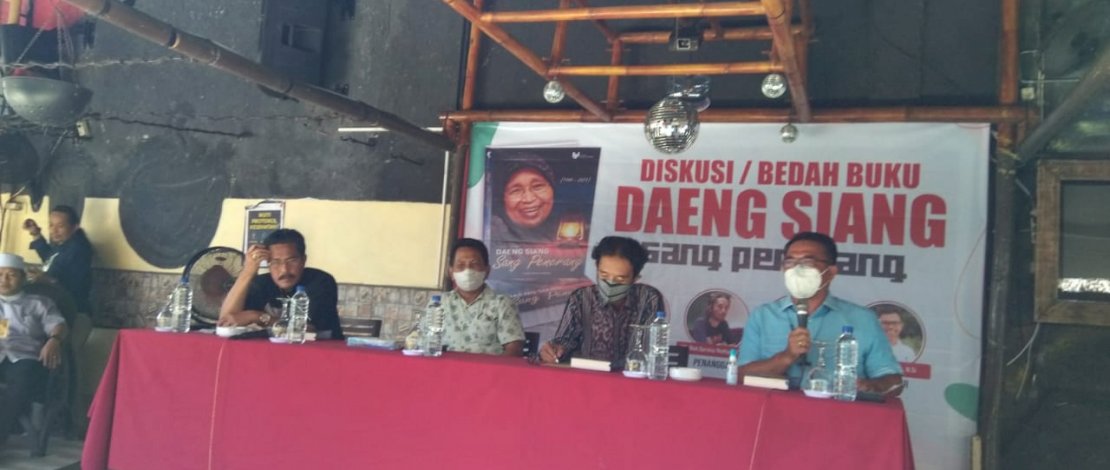Suasana bedah buku "Daeng Siang Sang Penerang" di Kafe Tosis, Jl Tun Abdul Razak, Gowa, Sulsel, Selasa, 14 September 2021. 