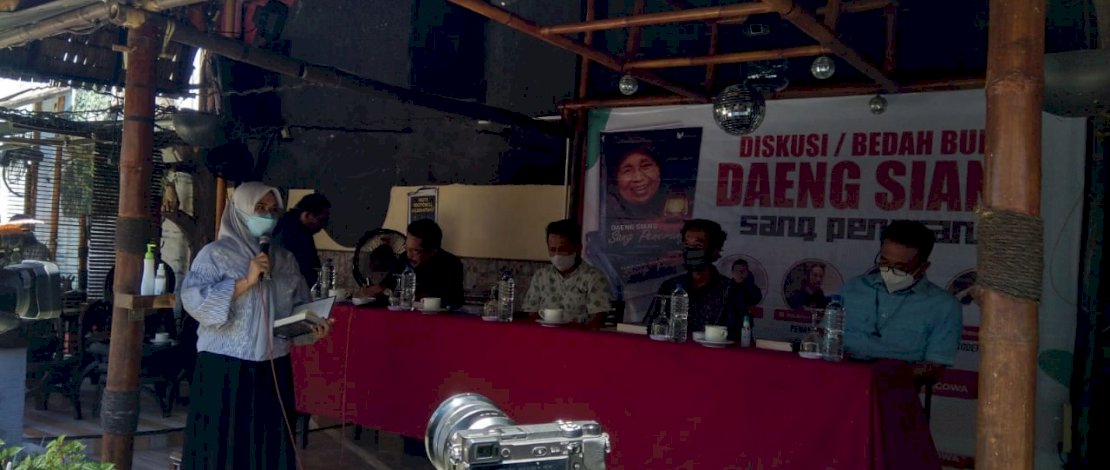 Suasana bedah buku "Daeng Siang Sang Penerang" di Kafe Tosis, Jl Tun Abdul Razak, Gowa, Sulsel, Selasa, 14 September 2021. 