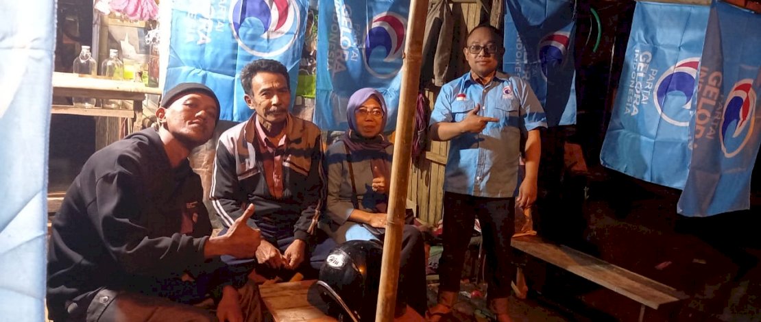 Simbol-simbol Partai Gelora mewarnai warung-warung kopi di Jember, Jawa Timur.