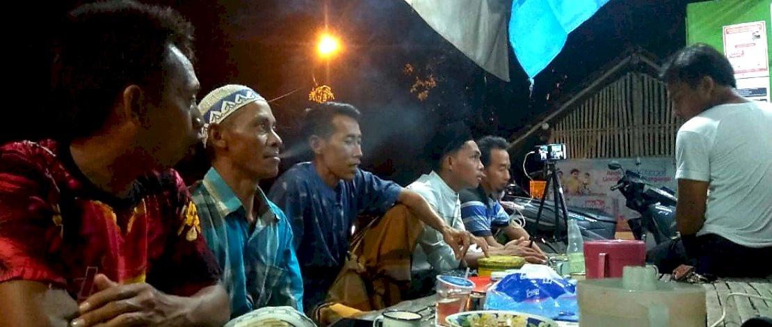 Simbol-simbol Partai Gelora mewarnai warung-warung kopi di Jember, Jawa Timur.