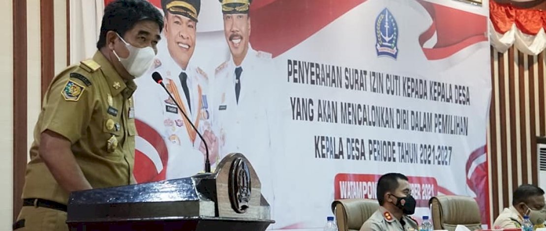Kadis PMD Bone, Andi Gunadil Ukra saat penyerahan surat izin cuti kepada 124 calon kepala desa.