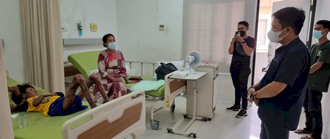 Tim Komunitas Ada-adaJI itu saat menjenguk penderita penyakit kulit yang dirawat di Rumah Sakit Bhayangkara telah dibolehkan pulang kemarin, Senin (12/9/2021).