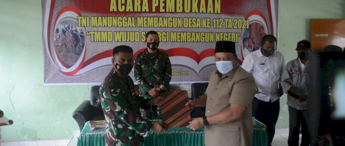 Suasana pembukaan TMMD di Dusun Padang Loang, Desa Watang Kassa, Kecamatan Batulappa, Kabupaten Pinrang, Sulsel.