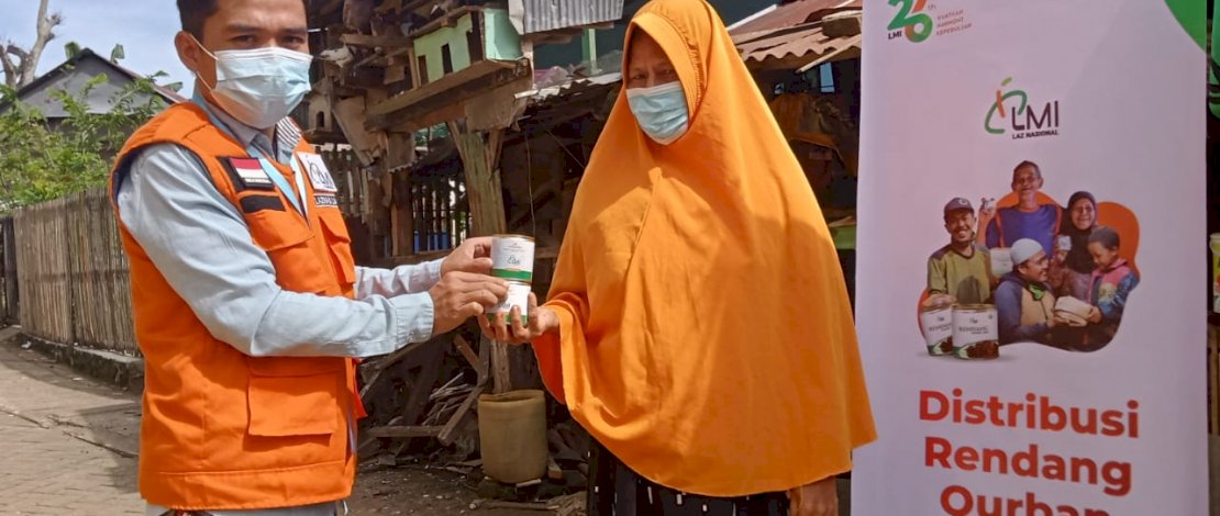 Rendang siap makan diterima salah salah warga kurang mampu yang terdampak Covid-19 di Kota Makassar. 