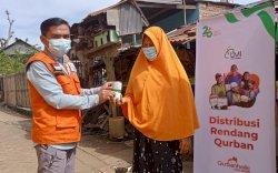 Laznas LMI Berbagi Rendang Siap Saji di Kota Makassar
