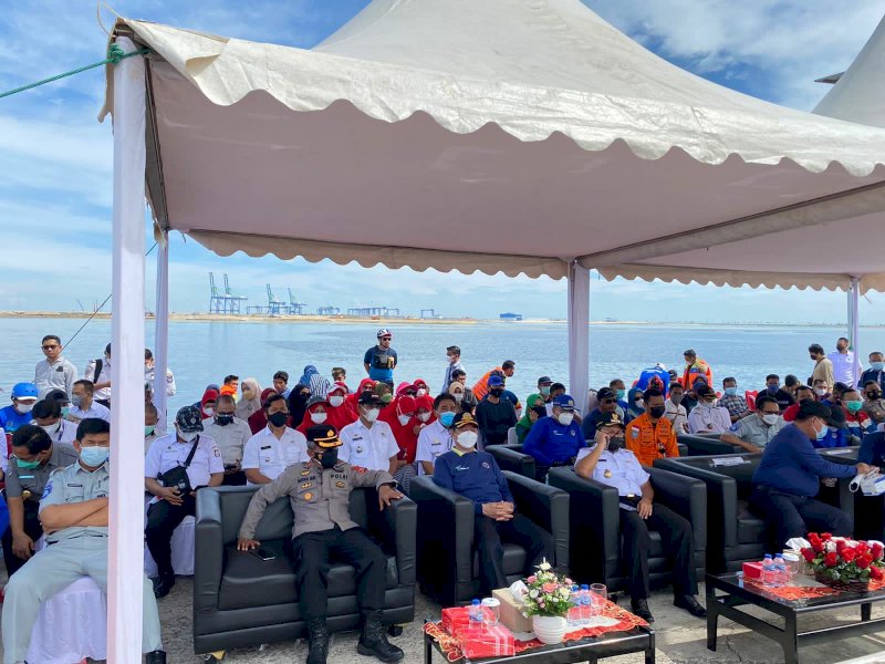 Camat Tamalanrea Hadiri Penyerahan Bantuan Alat Keselamatan Nelayan