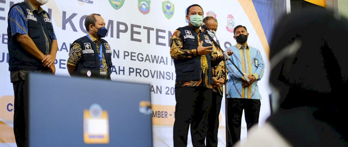 Pelaksana Tugas Gubernur Sulsel, Andi Sudirman Sulaiman, saat memantau langsung pelaksanaan seleksi CPNS, Kamis, 16 September 2021.