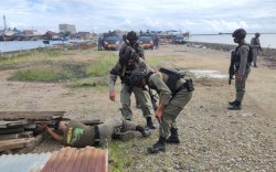 Detasemen Anti Anarki 45 Batalyon C Pelopor Bubarkan Massa di Kampung Nelayan Bajoe