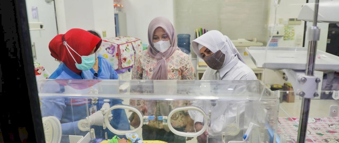 Bersama Fatmawati Rusdi, Ketua TP PKK Kota Makassar, Jenguk Bayi Laki-Laki Yang ditemukan di Bajiminasa