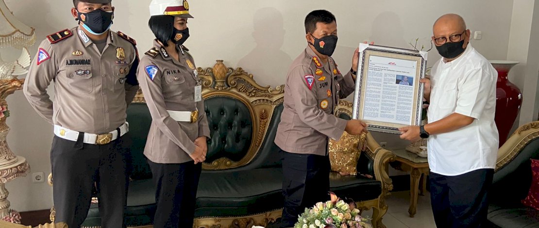 Irjen (purn) Pudji Hartanto menerima anjangsana Kadenwal PJR KBP Juni di kediamannya dalam rangka HUT Lantas Bhayangkara 66. Irjen (purn) Pudji Hartanto menerima anjangsana Kadenwal PJR KBP Juni di kediamannya dalam rangka HUT Lantas Bhayangkara 66.