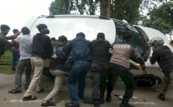 Mobil Dikemudikan Wanita Terbalik di Depan Kantor Bupati Luwu Utara