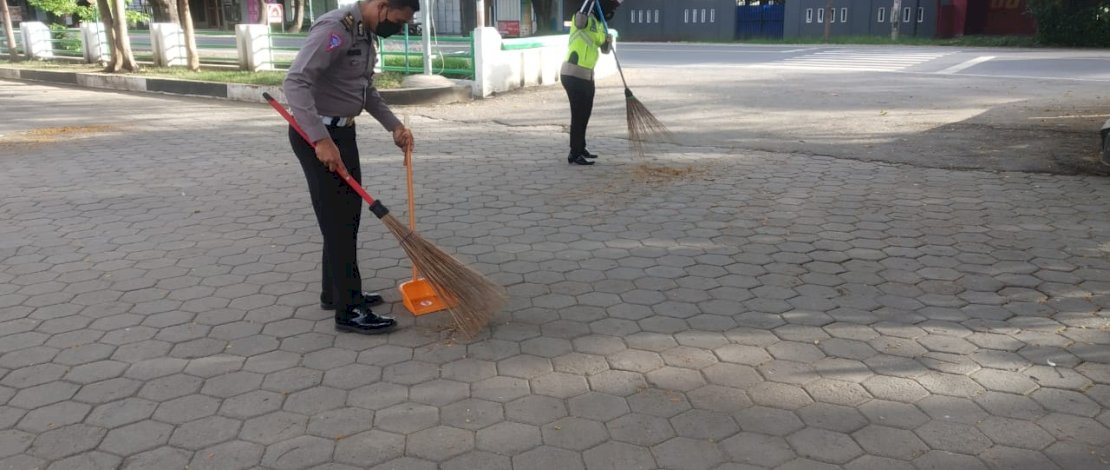 Bakti sosial anggota Satlantas Polres Jeneponto.