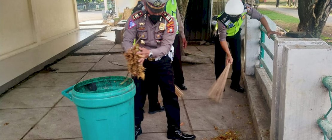 Bakti sosial anggota Satlantas Polres Jeneponto.