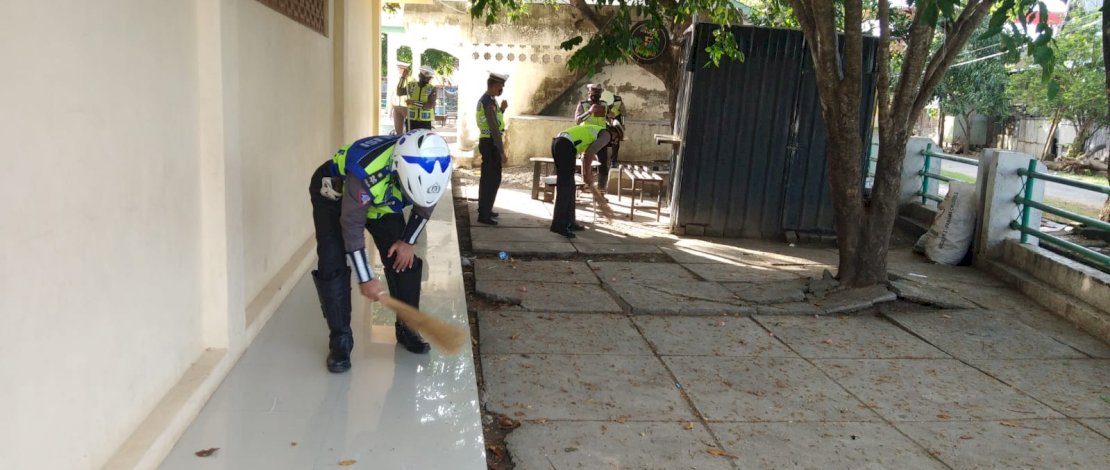 Bakti sosial anggota Satlantas Polres Jeneponto.