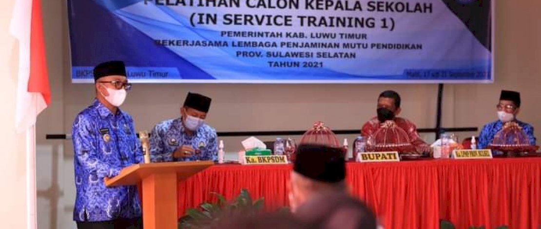 Bupati Lutim, Budiman, membuka pelatihan calon kepala sekolah di Luwu Timur.