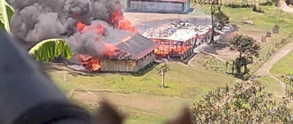 Teroris KKB membakar gedung Puskesmas Kiwirok dan membantai tenaga kesehatannya.