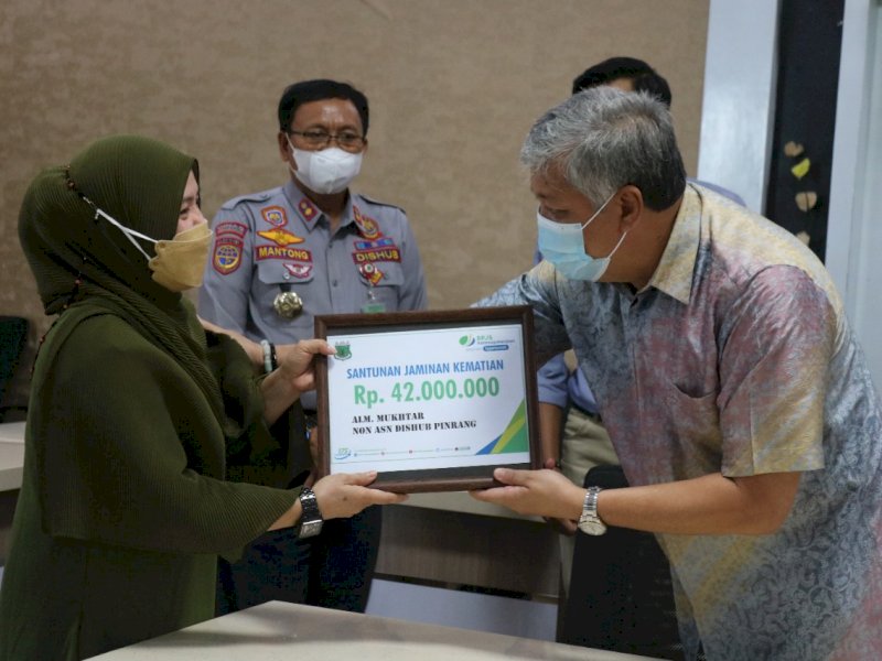 Bupati Pinrang Serahkan Santunan Kematian Kepada Ahli Waris Tenaga Non ASN