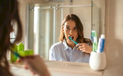 Benarkah Menyikat Lidah dengan Sikat Gigi Berbahaya?