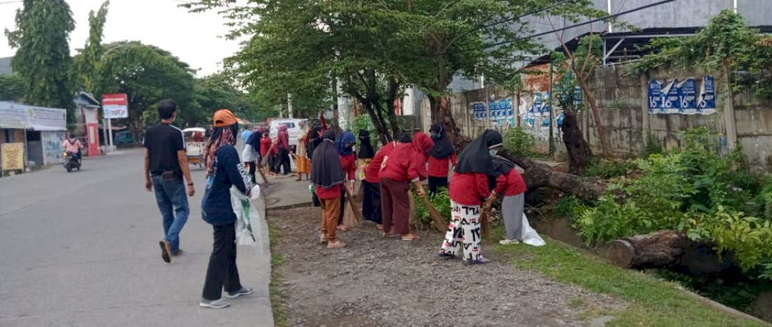 Acara bersih-bersih di Kelurahan Suangga, Kecamatan Tallo, Kota Makassar, Sabtu, 18 September 2021.