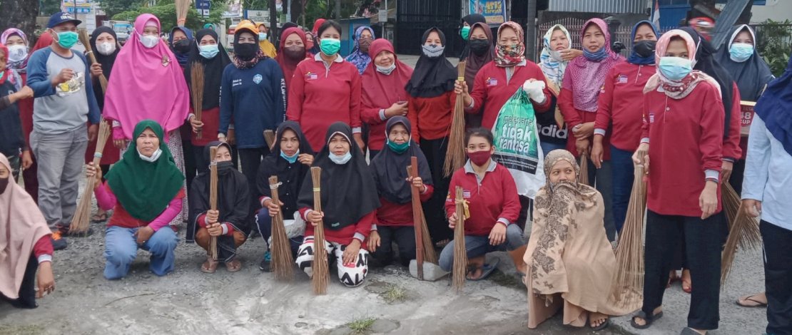 Acara bersih-bersih di Kelurahan Suangga, Kecamatan Tallo, Kota Makassar, Sabtu, 18 September 2021.