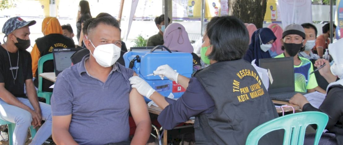 Suasana vaksinasi massal yang digelar PT EPFM di kantornya Jl Nusantara, Makassar, Sulsel. 