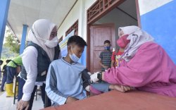 Pelajar di Rampi Disuntik Vaksin COVID-19