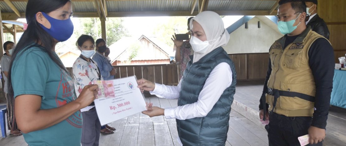 Bupati Luwu Utara Indah Putri Indriani Salurkan BLT di Kec Rampi