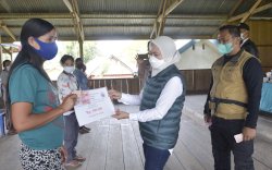 Bupati Luwu Utara Indah Putri Indriani Salurkan BLT di Kec Rampi