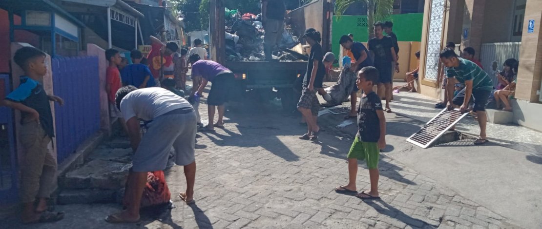 Plt Lurah Suangga Suryadi Yamin bersama warganya menggelar kerja bakti.