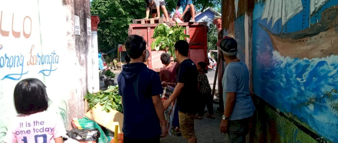 Plt Lurah Suangga Suryadi Yamin bersama warganya menggelar kerja bakti.