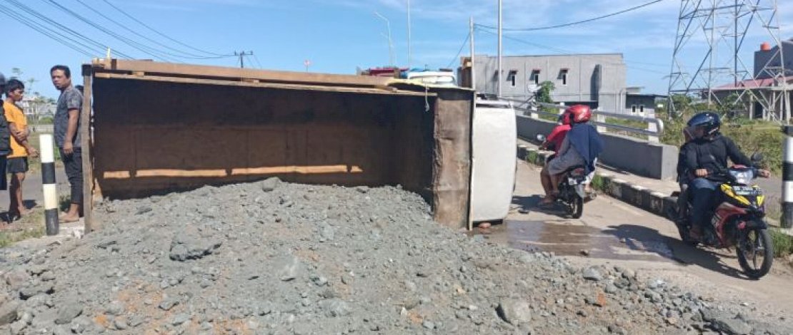 Truk bermuatan pasir terbalik setelah tak kuat menanjak di flyover Barru.