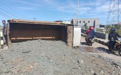 Truk Tak Kuat Menanjak di Flyover Barru, Bu Guru Tewas Tergilas Ban