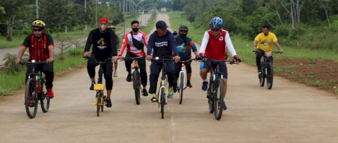 Bupati Lutim, Budiman gowes memantau infrastruktur di wilayahnya.