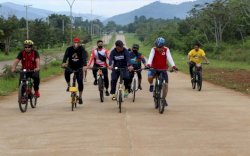 Naik Sepeda, Bupati Luwu Timur Pantau Fasilitas Publik