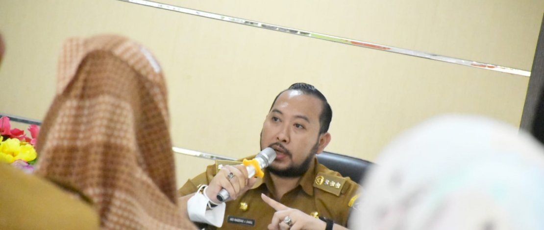 Camat Panakkukang, Andi Pangeran Nur Akbar saat memimpin pelaksanaan rapat koordinasi di Aula Kantor Camat Panakkukang, Senin (20/9/21) pagi. Camat Panakkukang, Andi Pangeran Nur Akbar saat memimpin pelaksanaan rapat koordinasi di Aula Kantor Camat Panakkukang, Senin (20/9/21) pagi.