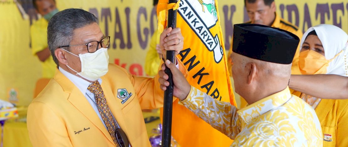 Ketua Golkar Sulsel, Taufan Pawe menyerahkan bendera Golkar kepada Ketua Golkar Enrekang, Muslimin Bando.