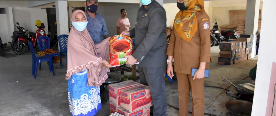 Camat Panakkukang membantu warga korban kebakaran di Jl Hadji Kalla, Kelurahan Panaikang.