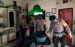 Brimob Bone Bantu Korban Kebakaran di Kecamatan Ulaweng