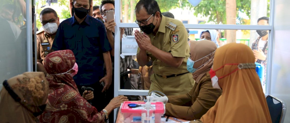 Wali Kota Moh Ramdhan “Danny” Pomanto memantau langsung pelaksanaan vaksin tersebut sekaligus juga mengedukasi warga pentingnya menjaga kesehatan.