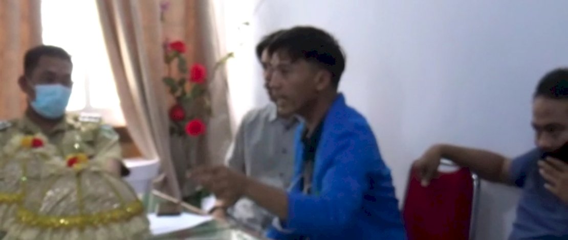 Detik-detik mahasiswa dan anggota DPRD Pinrang nyaris adu jotos.