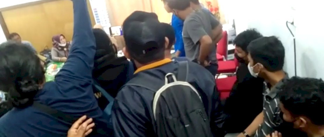 Detik-detik mahasiswa dan anggota DPRD Pinrang nyaris adu jotos.