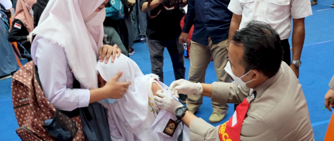 Petugas kesehatan menyuntikkan vaksin Covid-19 kepada siswa di kota Parepare, Sulawesi Selatan, Rabu 22 September 2021. Pemerintah terus meningkatkan vaksinasi untuk siswa berusia 12-18 tahun sebelum pembukaan sekolah tatap muka. FOTOGRAFER/ ZUL KIFLI