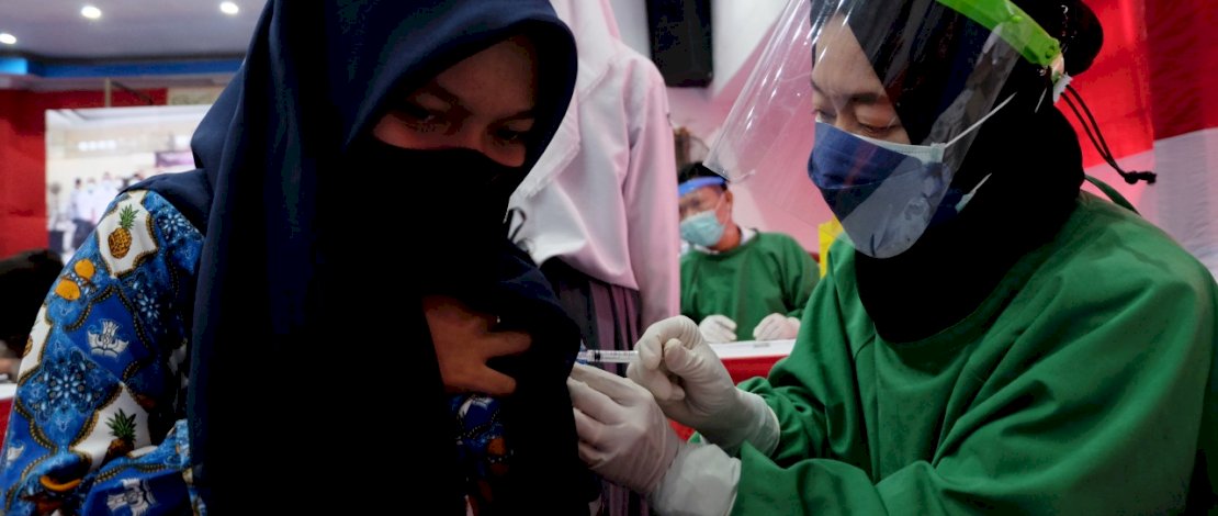 Pelajar menerima vaksin Covid-19 dari petugas Pemkot Parepare. FOTO/KIFLY