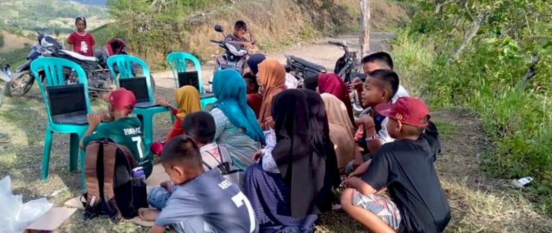 Perjuangan murid SD di Paleleng, Pinrang, mendaki bukit demi mendapatkan jaringan internet. 
