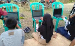 Perjuangan Murid SD di Pinrang, Daki Bukit Perbatasan Enrekang Cari Jaringan Demi ANBK
